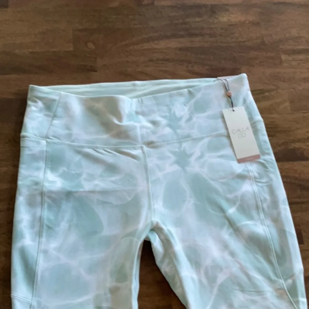 Calia Pale green & soft white Patterned Leggings. Pockets on sides. Buttery soft - Picture 4 of 12